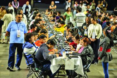 Trabajadores de la UNAM apoyaron en las tareas de supervisión de los aspirantes que presentaron su examen de control en el Palacio de los Deportes