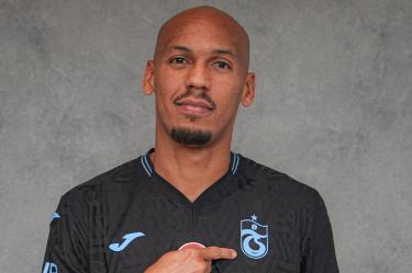 El mediocampista brasileño Fabinho posa tras su fichaje con el Trabzonspor, club de la Superliga de Turquía donde se reencontrará con Mohamed Salah.