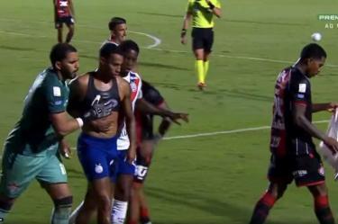 Momento en que intentan romper la playera de Jean Lucas,