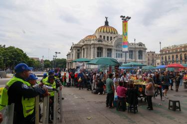 Policías capitalinos resguardan con vallas la zona frente al Palacio de Bellas Artes durante la protesta de comerciantes ambulantes en la Alameda Central.