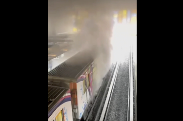 Un paraguas arrojado a las vías provocó un cortocircuito e incendio en un vagón de la terminal Taxqueña del Metro CDMX. No hay lesionados.