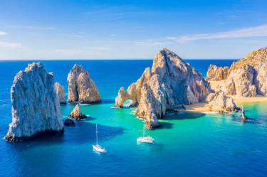 El Arco de Los Cabos se observa entre formaciones rocosas y aguas turquesa, uno de los paisajes naturales más reconocidos de Baja California Sur.