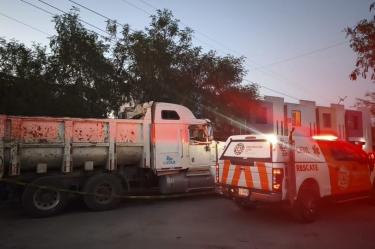 Como consecuencia de un flamazo provocado por un tanque de diésel, el hombre de 25 años y un menor de 5 años resultaron con quemaduras en el rostro.