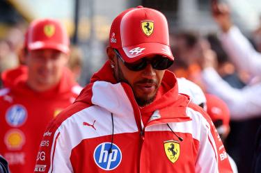 Hamilton rectifica su sarcasmo contra Ferrari