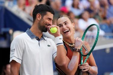 Novak Djokovic y Aryna Sabalenka durante su partido de dobles mixtos en el US Open frente a Henry Patten y Kateřina Siniaková.