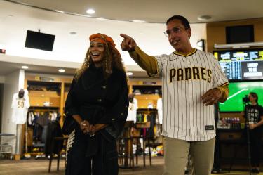 José E. Feliciano y su esposa Kwanza Jones se presentaron ayer en el Petco Park