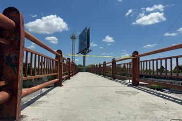 En plena luz del día, un hombre de 58 años se quitó la vida al lanzarse desde un puente peatonal de unos 15 metros de altura, en una de las principales avenidas de Matamoros.