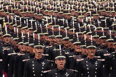 En reconocimiento a los graduados se realizó el disparo de una salva de Fusilería y los cadetes en formación desfilaron en el Patio de Honor del plantel.