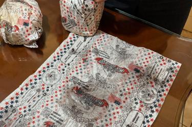El papel distribuido en tortillerías de Zacatecas tiene impresas frases como “¿Lo extrañas? Dile de CBP Home App”, o “$2,600 dólares de regreso a casa”.
