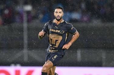 Nathan Silva, defensa de Pumas, disputa un balón durante un partido de la Liga MX.