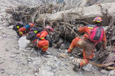 Rescatistas trabajan en zona de alud entre Nepal y China.