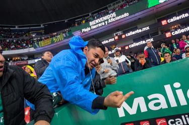 El aficionado que agredió a Miguel Herrera estuvo acompañado de fans del León