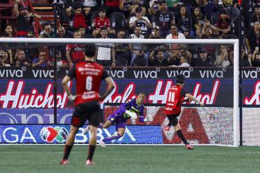 Gilberto Mora le marcó dos goles anoche a Keylor Navas, portero de los Pumas de la UNAM