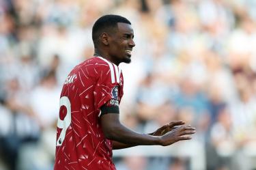 Alexander Isak le regaló la playera a un niño, pero un adulto intentó llevársela.