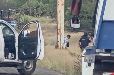 Policías de Villa García, Zacatecas, fueron atacados con un artefacto explosivo en la carretera 47; un agente y una mujer resultaron heridos y hubo un detenido.