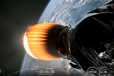 Nave de SpaceX con el telescopio Roman en la órbita de la Tierra.