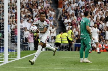 Kylian Mbappe celebra que marcó su gol 90 en 106 partidos con el Real Madrid.