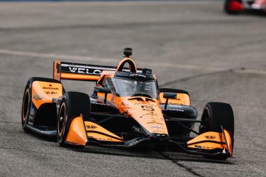 El mexicano iguala a Adrián Fernández con once victorias en carreras en series de Indy