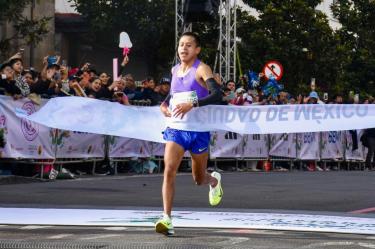 El peruano Cristhian Pacheco acabó con el dominio de corredores africanos en el tradicional Maratón de la Ciudad de México.