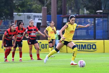 Scarlett Camberos marcó de penal el segundo gol del América Femenil en la victoria 3-1 sobre Xolas de Tijuana.