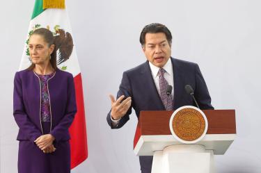 Mario Delgado, titular de la SEP, detallando la encuesta sobre el uso de celulares en las escuelas, acompañado por Claudia Sheinbaum.