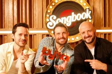 Los conductores de Songbook posan con el reconocimiento Beyond Music Award, otorgado como Líder de la Conversación Musical por su trayectoria digital.