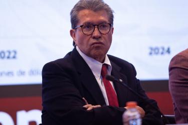 Ricardo Monreal Ávila con expresión reflexiva en evento público, discutiendo la reforma de la doble nacionalidad en la política mexicana.