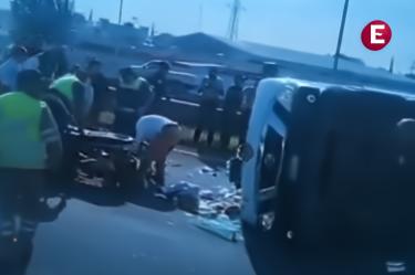 Combi de transporte público volcada en el kilómetro 24+500 de la autopista México-Pachuca a la altura de Tecámac tras una ponchadura de llanta.