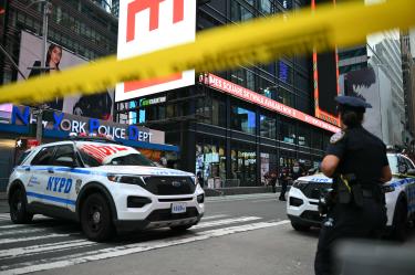 Apuñala a dos personas en Times Square