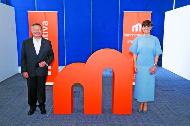 El gobernador de Hidalgo, Julio Menchaca, y la directora general de Banco Multiva, Tamara Caballero, durante la inauguración del primer foro de impulso regional para grandes proyectos.