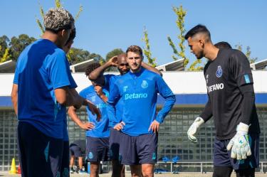 Santiago Gimenez se integró hoy a su primera práctica con el Porto, su tercer equipo en el Viejo Continente.