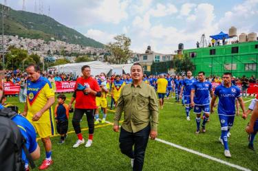 El alcalde de Gustavo A. Madero, Janecarlo Lozano, entregó completamente remodelado el Deportivo Campos Revolución en Cuautepec.