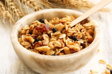 Sencilla granola casera con nueces, más saludable que la del súper