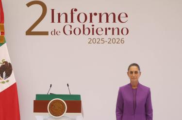 Claudia Sheinbaum con semblante formal frente al pódium durante su Segundo Informe de Gobierno en 2026.