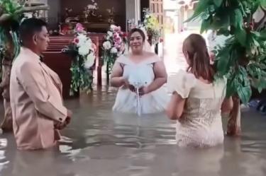 Leian Lieza Galang y Gilbert Chico celebraron su boda en una iglesia inundada en Bulacán, Filipinas.