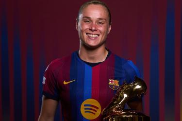 Ewa Pajor, delantera del Barça Femenil, posando sonriente con el trofeo de la Bota de Oro