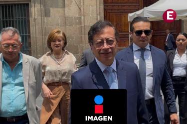 El expresidente de Colombia, Gustavo Petro, caminando junto a su equipo en las inmediaciones de Palacio Nacional en la Ciudad de México.