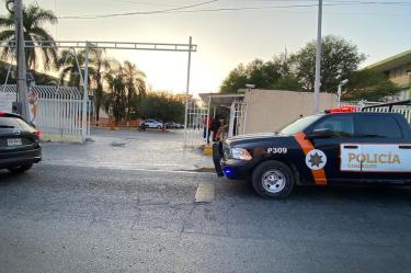 policías