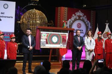Develación del billete conmemorativo por el 22º Aniversario de la UIF. Participaron en el acto la Directora general de Lotería Nacional, Olivia Salomón; el titular de la UIF, Omar Reyes Colmenares; y Eddu Vera, jefe de la Oficina del Secretario de  Hacienda.