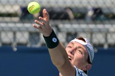 Ignacio Buse consiguió su primera victoria en un US Open, luego de vencer al estadunidense Marcos Giron por 3-6, 6-3, 6-3, 6-7 (6/8) y 6-1
