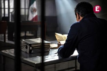 Vicealmirante representado de espaldas mientras revisa una carta desde prisión, en referencia a Manuel Roberto Farías Laguna y su petición a Claudia Sheinbaum por información de la Secretaría de Marina.