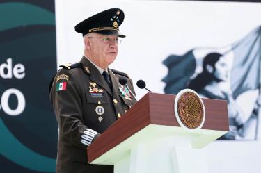 El secretario de la Defensa Nacional de México, Ricardo Trevilla Trejo, pronuncia un discurso en el podio durante la ceremonia del 50 aniversario del Heroico Colegio Militar Plantel Tlalpan, destacando la inclusión de mujeres y la evolución institucional