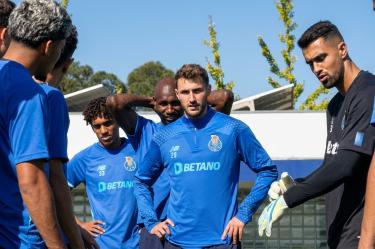 Santiago Gimenez ya completó sus primeros entrenamientos con su nuevo equipo, así que está en la rampa para debutar el viernes.