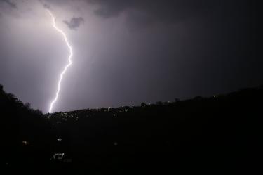 La descarga eléctrica cayó durante una tormenta en la comunidad de Puerto de Talayotes, municipio de Guadalupe y Calvo.