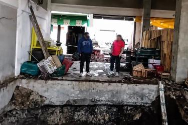 Fuga de agua deja socavón y causa destrozos en centro de abastos de Hidalgo