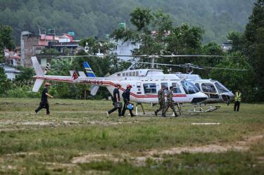 Helicóptero de rescate en zona de deslave en Nepal.