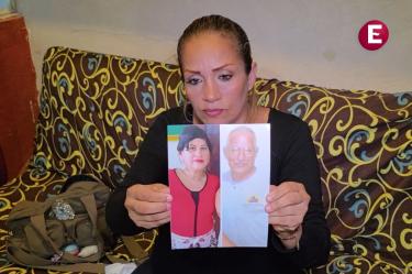 Suhey Espejo, con expresión de dolor, sostiene una fotografía dividida que muestra los retratos de su madre (izquierda) y su padre (derecha).