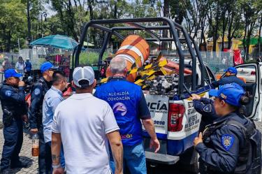 La alcaldía Coyoacán y la SSC coordinaron un operativo en el Barrio San Lucas para retirar comercio informal no autorizado y estructuras que bloqueaban la vía pública.