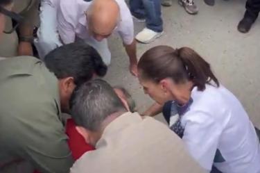 La presidenta Claudia Sheinbaum descendió de su camioneta para brindar apoyo a una adulta mayor que se desvaneció al concluir un evento en la Arena Potosí.