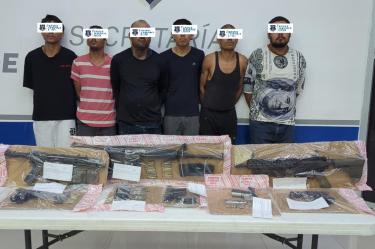 Los hechos se registraron cuando los agentes detectaron a dos masculinos armados que circulaban a bordo de motocicletas